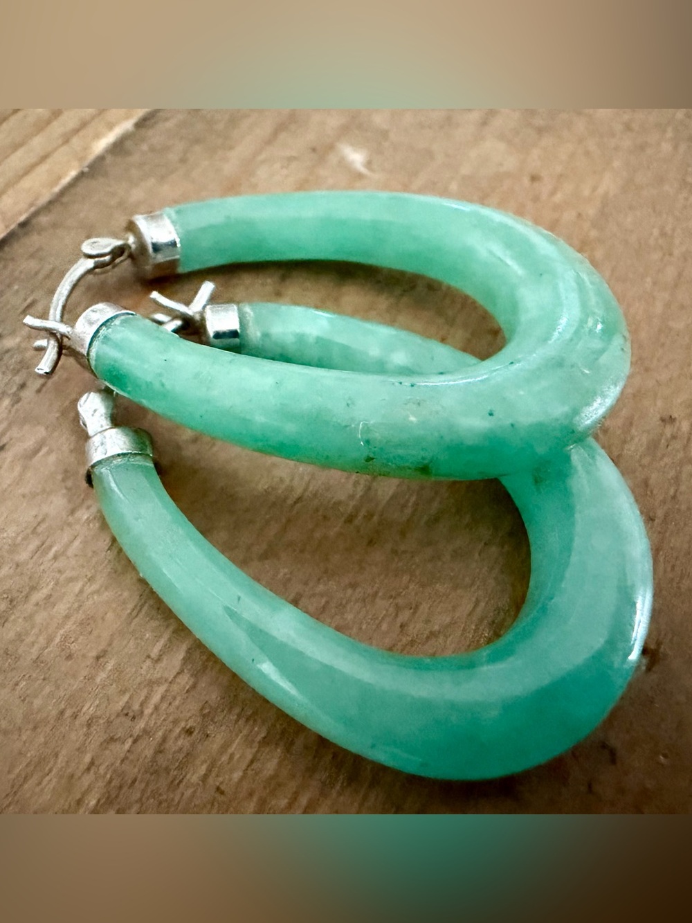 VINTAGE CLP JEWELRY 925 STERLING SILVER & GREEN JADE HOOP EARRINGS